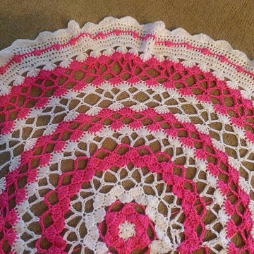 Trellis Waves Round Afghan
