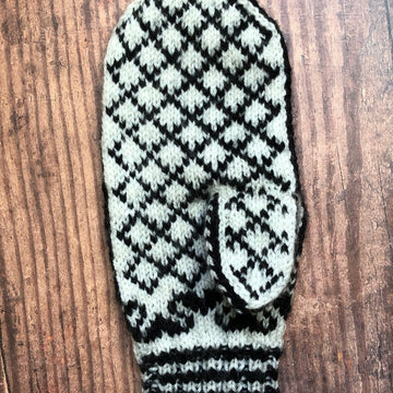 Blossoms Selbu Mittens