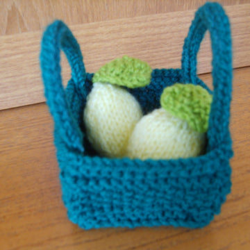 'Bitsy' Basket for favours, sweets, toys. In Patons Fab DK