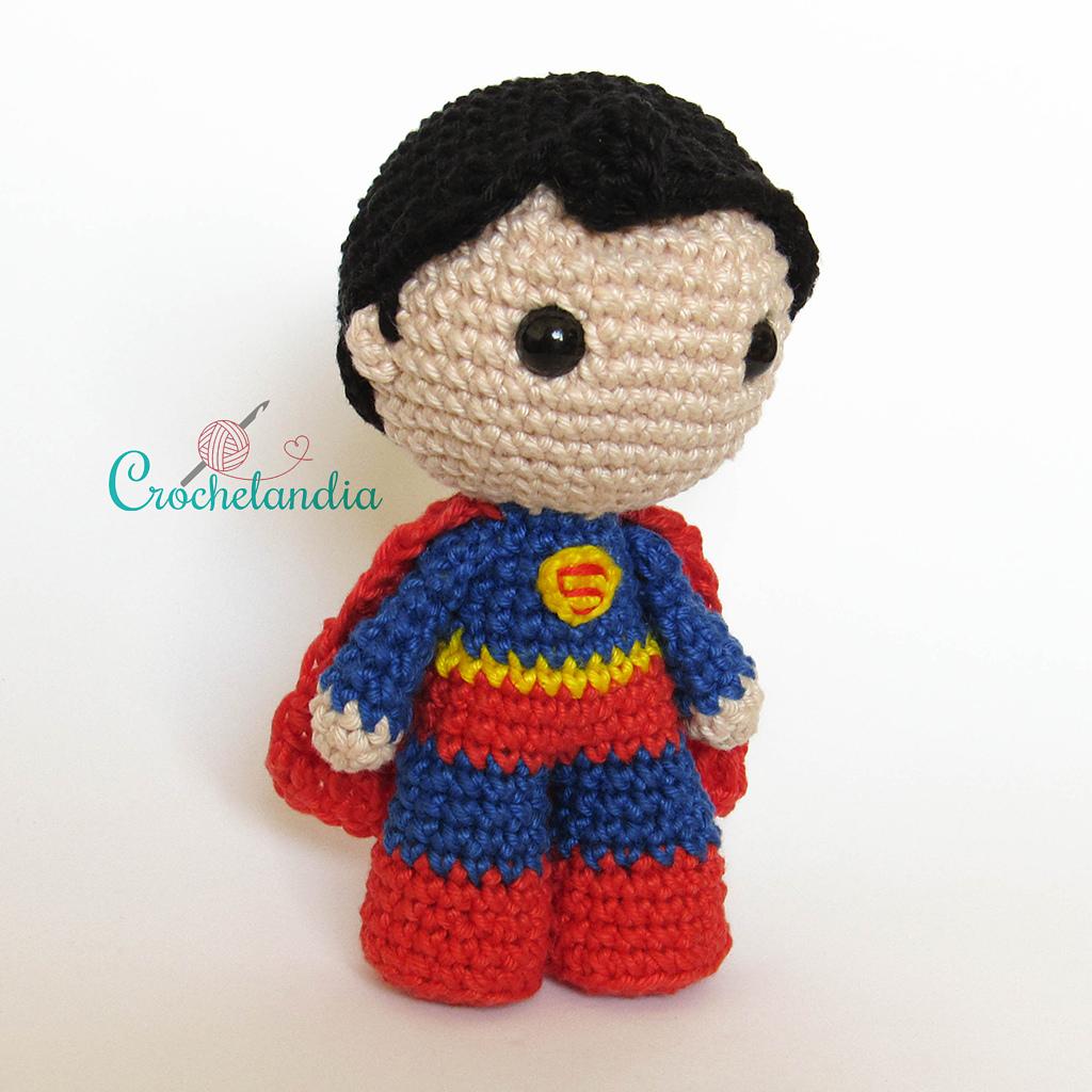 Superman amigurumi doll - crochet pattern by Crochelandia