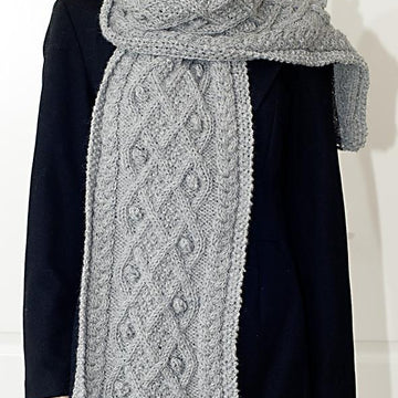 Marit - Hooded scarf with cables and nubs
