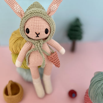 Narciso the bunny with bonnet