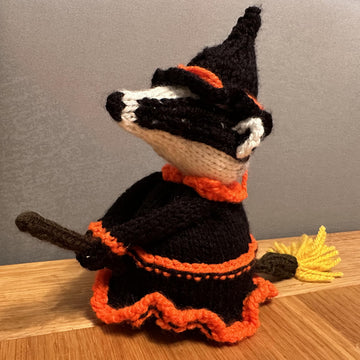 LADY BADGER HALLOWEEN OUTFIT (WITCH ON A BROOMSTICK) CHOCOLATE ORANGE COVER KNITTING PATTERN