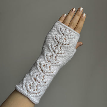 Blooming Snowdrop Fingerless mitts