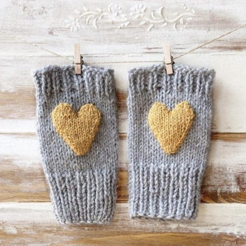 Fingerless gloves with heart