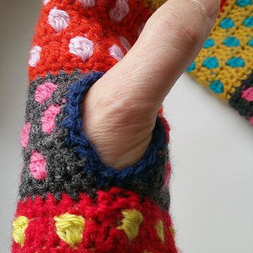 Handy Polka Dots Mitts !