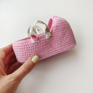 Carry cot for miniatures