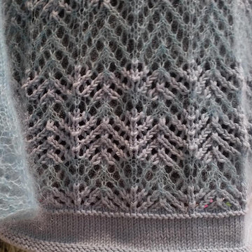 Streifenpulli im Materialmix