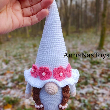Gnome bride and groom