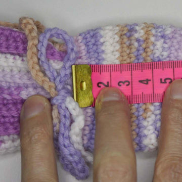 Häkelanleitung für süße Baby-Fäustlinge zum Binden
