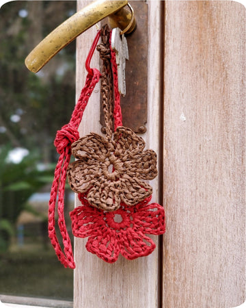 Raffia flower bag charm and keychain crochet pattern B1