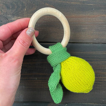 Knitted lemon rattle