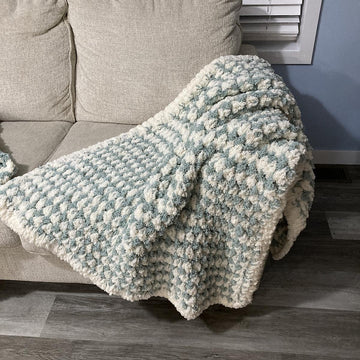 Quick and Easy Fluffy Throw Blanket