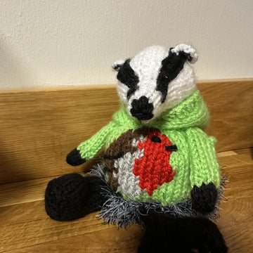 BADGER WEARING (CHRISTMAS) ROBIN JUMPR/HOODIE TERRY’S CHOCOLATE ORANGE COVER/STUFFED ORNAMENT KNITTING PATTERN