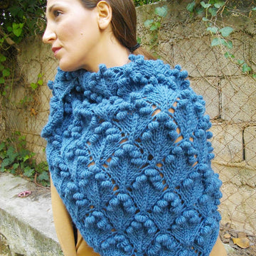 Triangular shawl with bobbles