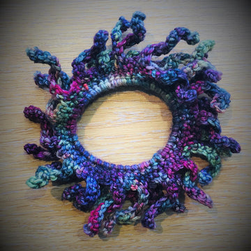 Worm scrunchie