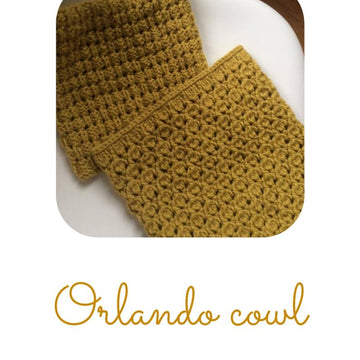Knitted cowl from chunky yarn, Orlando
