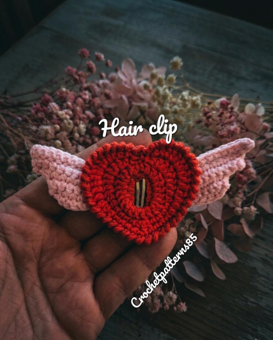Winged Heart Hair Clip English-US