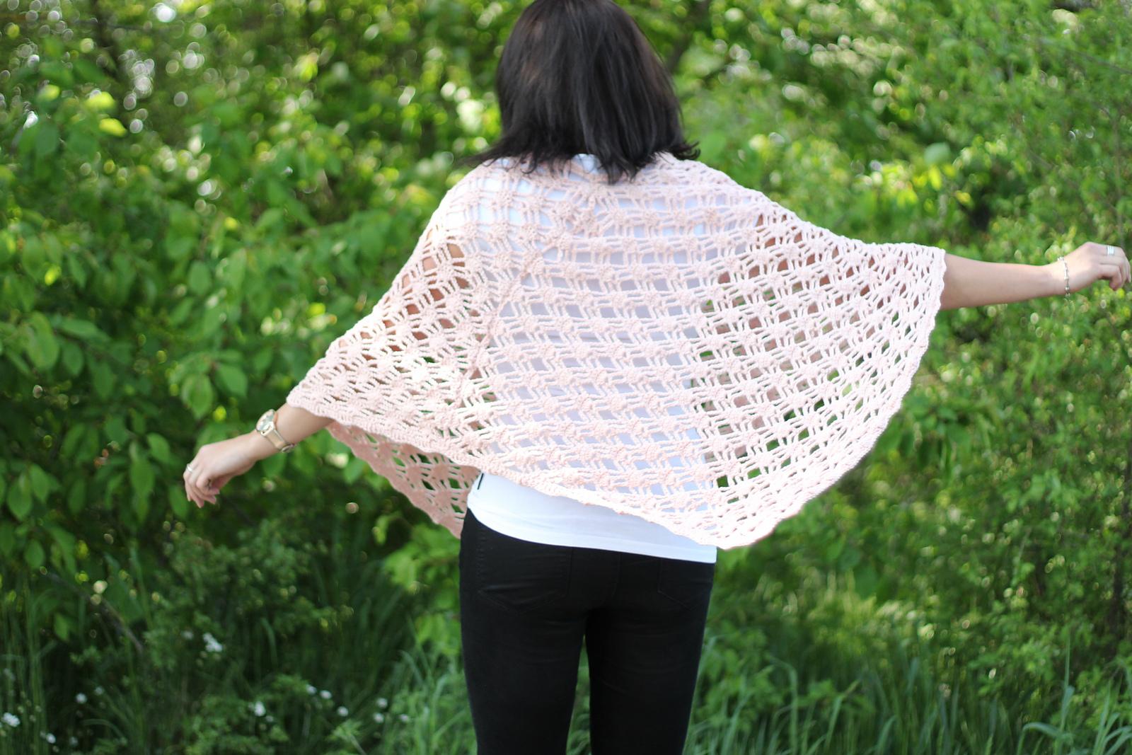 Light poncho with easy stitches