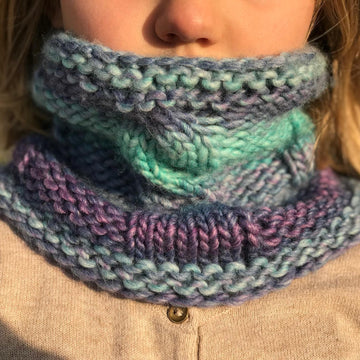 Cabled snood for kids in french, spanish, english