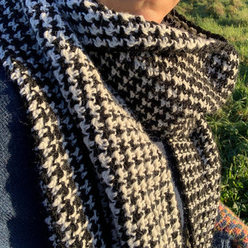 Hounds tooth fringed scarf