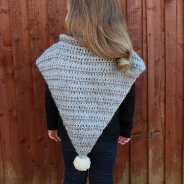 P02 Pom Pom Poncho
