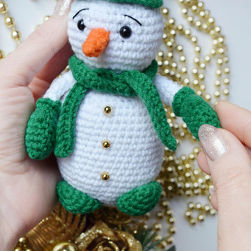 Crochet snowman amigurumi pattern