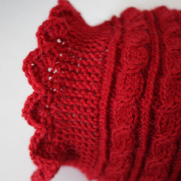 Sarah – a beautiful hat with cables and a romantic crocheted selvage