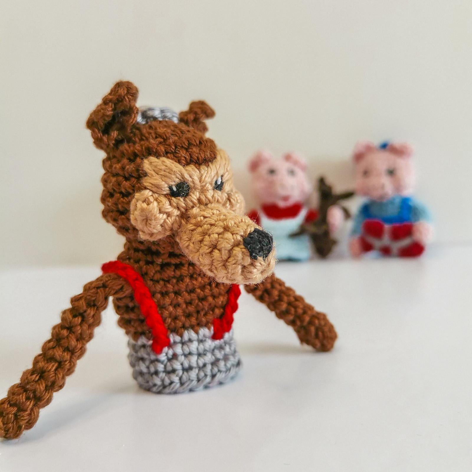 Three little pigs and wolf
