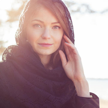 Knitted lace shawl "Eeva"