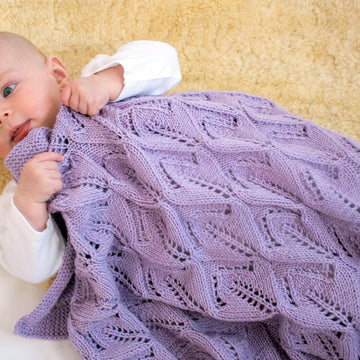 Strickanleitung Babydecke Lichtermeer mit Ajourmuster in der Größe 60x80 cm