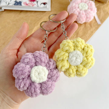 Crochet flower keyring plush Amigurumi pattern crochet bag charm Crochet car hanger