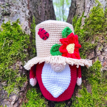 Gnome in a straw hat