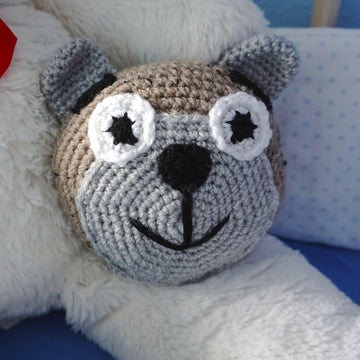 Häkelanleitung für das kleine Kuschelkissen Bär