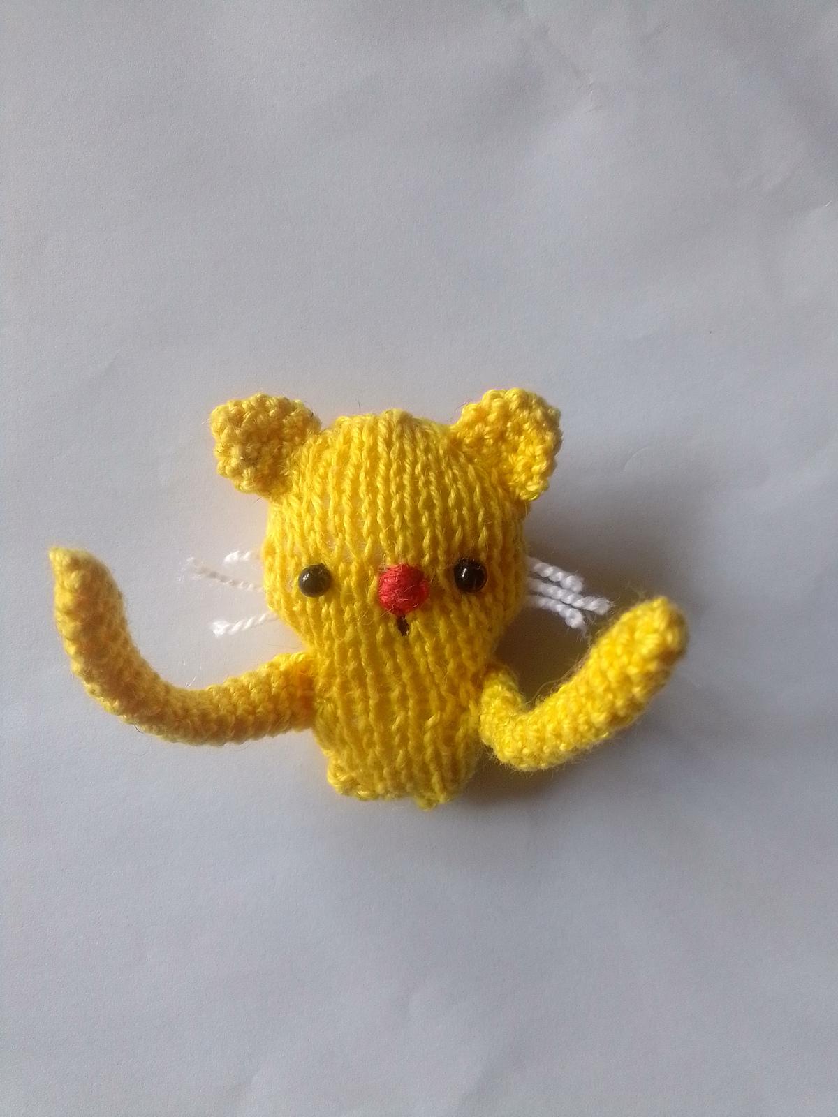 YELLOW CAT (Brooch or Pin)knit