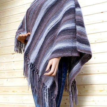 Trendy poncho with fringes