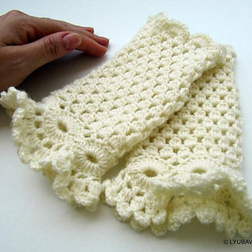 Fingerless Gloves Ruffled Around Wrist