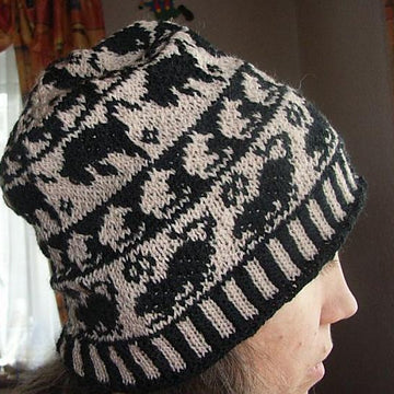 Cat on fieldmouse hunt beanie