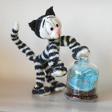 Playful Tabby cat ( a wire skeleton inside) - knitting pattern (knitted round)