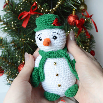 Crochet snowman amigurumi pattern