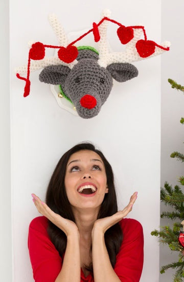Reindeer Wall Plaque in Red Heart Super Saver Economy Solids - LW4376
