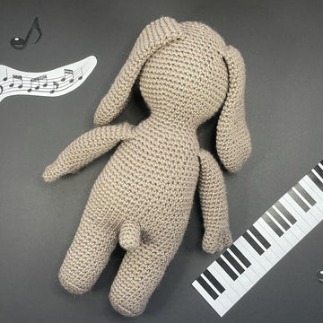 Piano playing dog amigurumi