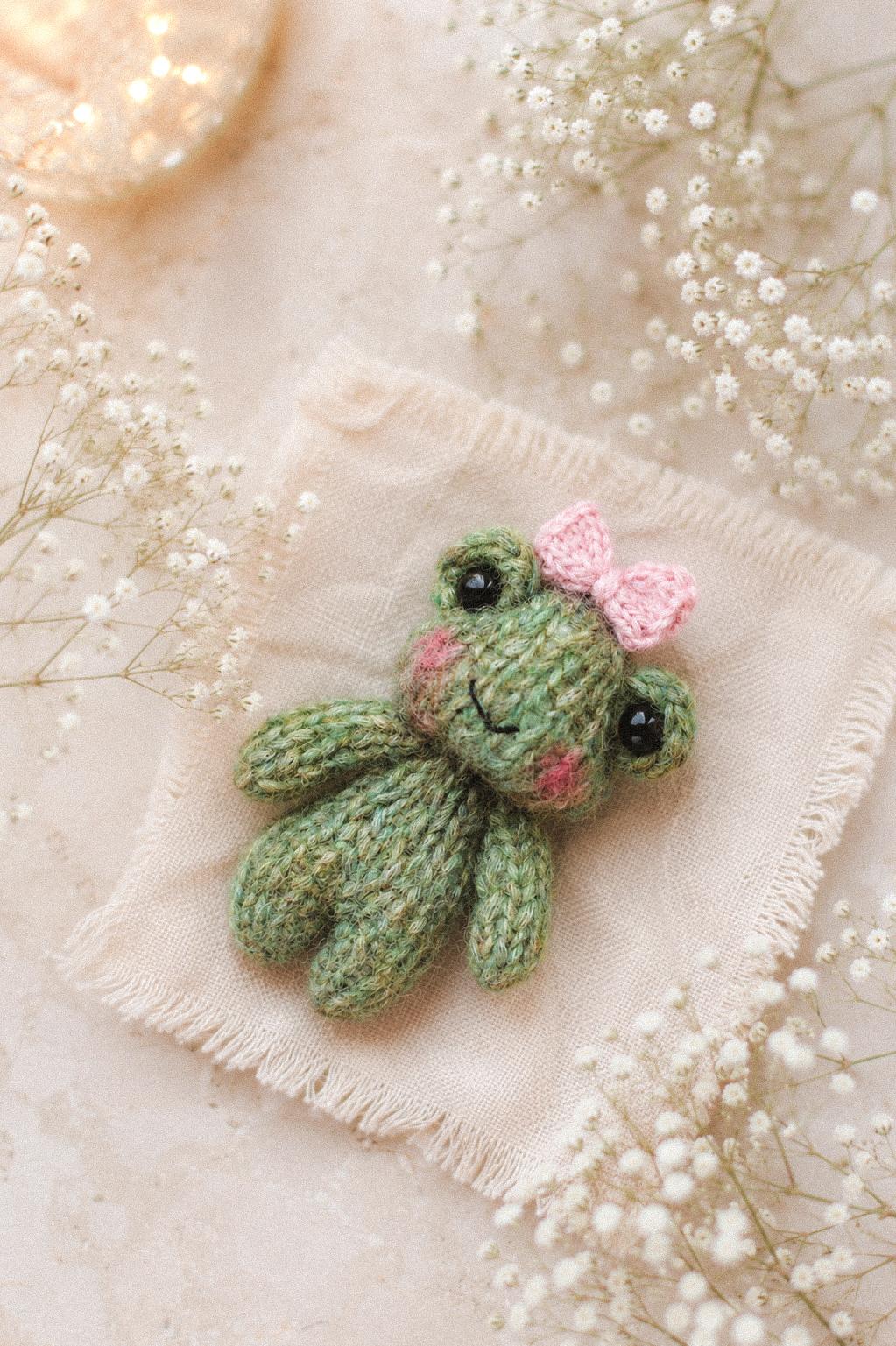Tiny FROG Knitting Pattern, 9cm, Woodland Animal Knit Pattern PDF