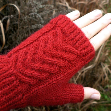 Fingerless gloves with braid