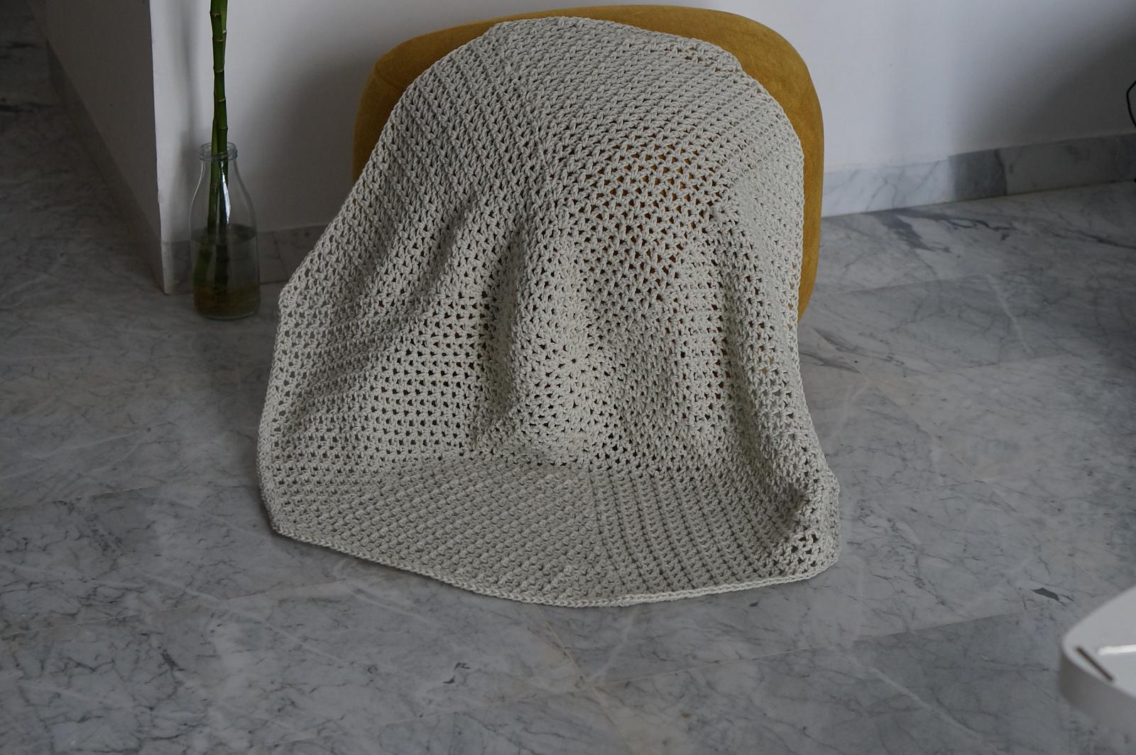 White v round blanket