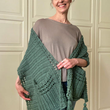 Easy Crochet Pocket Shawl Pattern: Easy Pleases-Me Pocket Shawl