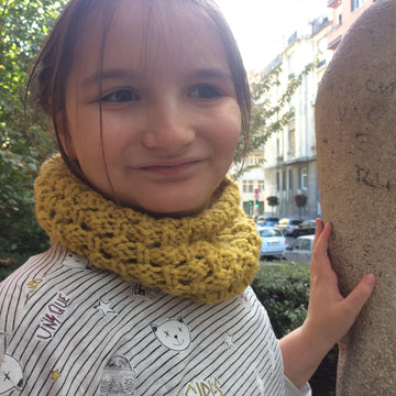 Knitted cowl from chunky yarn, Orlando