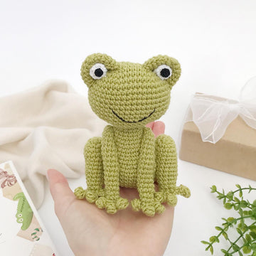 Crochet frog toy amigurumi pattern