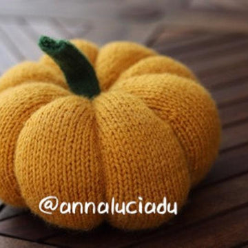 Knitting pumpkin in 3 different sizes