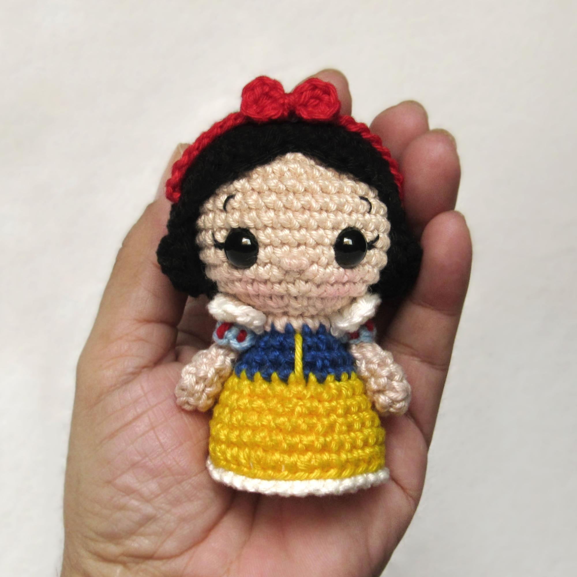Mini Snow White - amigurumi pattern by Crochelandia